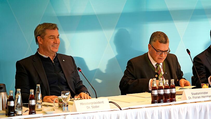 Markus Söder (CSU, l), Ministerpräsident von Bayern und Parteivorsitzender, eröffnet die Haushaltsklausur des bayerischen Kabinetts. Rechts Staatsminister Florian Herrmann.