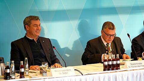 Markus Söder (CSU, l), Ministerpräsident von Bayern und Parteivorsitzender, eröffnet die Haushaltsklausur des bayerischen Kabinetts. Rechts Staatsminister Florian Herrmann.