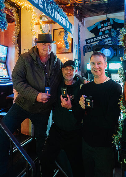 Stammgäste in Ingrids Bierstüberl: Andy und Andy zusammen mit Martin Emmerling (r.). Stammgäste in Ingrids Bierstüberl: Andy und Andy zusammen mit Martin Emmerling (r.).