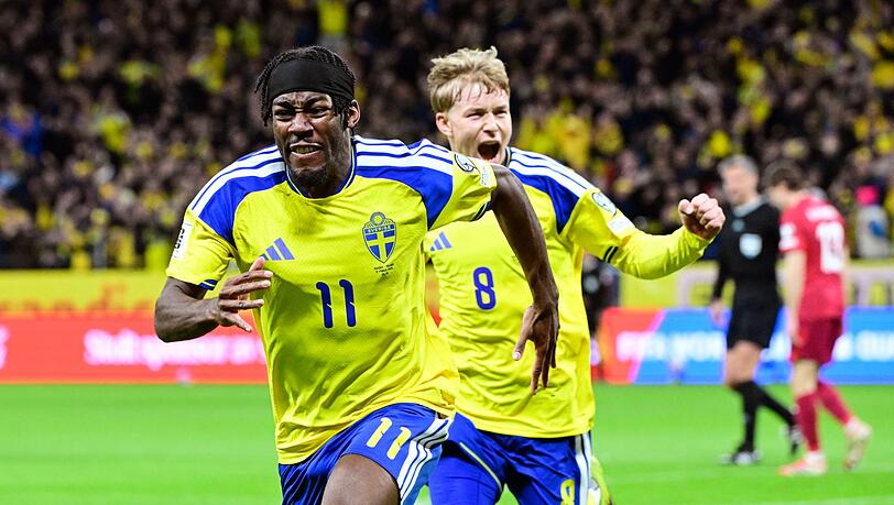 Elanga und Svensson bejubeln Schwedens F&uuml;hrungstreffer.