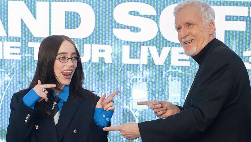 Billie Eilish und Star-Regisseur James Cameron verstehen sich offensichtlich bestens.