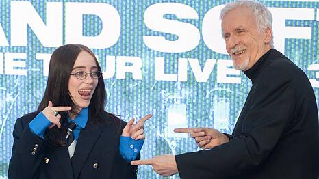 Billie Eilish und Star-Regisseur James Cameron verstehen sich offensichtlich bestens.