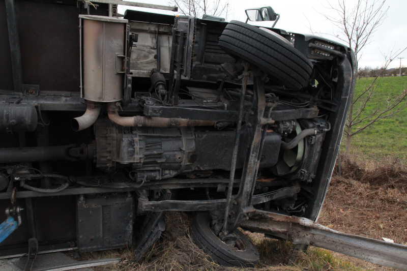 Am Freitag stürmte es so gewaltig, dass auf der A8 im Landkreis Rosenheim ein Lkw umgweht wurde und quer über die Fahrbahn kippte.