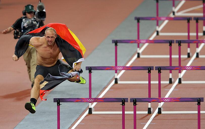 Sogar als Hürdensprinter machte der Diskus-Hüne eine
gute Figur. Mit blanker Brust hüpfte der glückstrunkene Berliner auf
seiner Ehrenrunde über die Hindernisse im Olympiastadion.