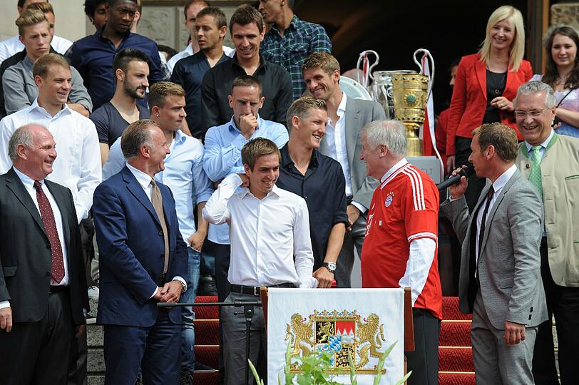 Horst Seehofer lud die Bayern anlässlich des Triumphes in der Vorsaison ein. Hier die Bilder vom offiziellen Empfang in der Staatskanzlei.
