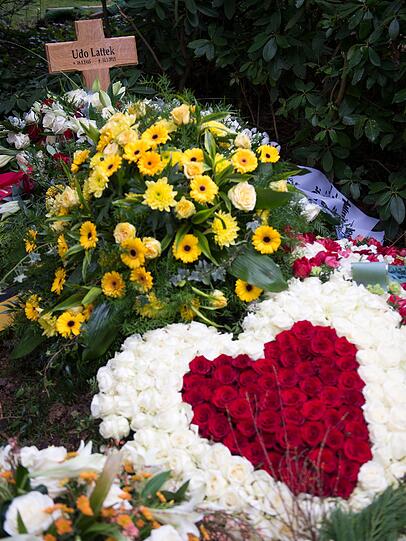 Blumen auf dem Grab: Udo Lattek wurde neben seinem geliebten Sohn begraben.