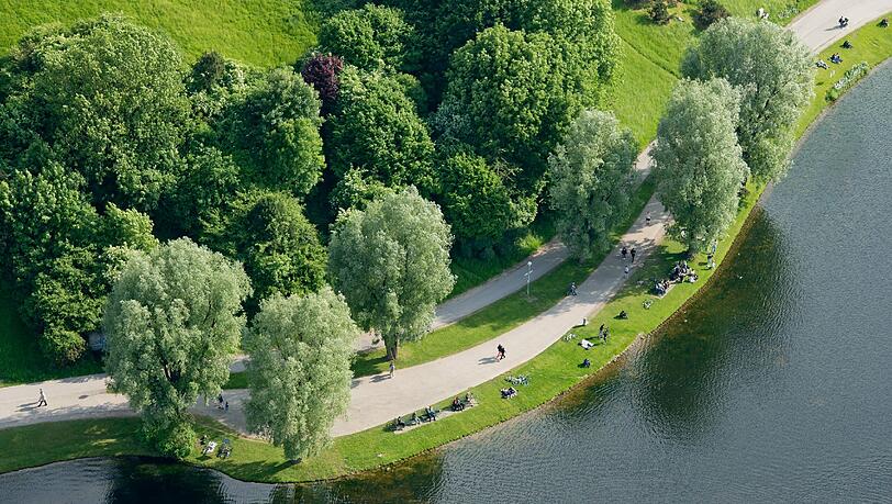 Wieso bloß flanieren und sonnen? Auch am Olympiasee sollen Experten mögliche Badeplätze prüfen. Wieso bloß flanieren und sonnen? Auch am Olympiasee sollen Experten mögliche Badeplätze prüfen.