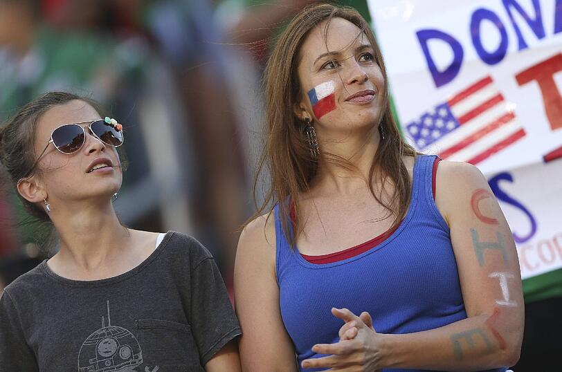 Zwei hübsche Fans aus Chile feuern ihr Team an.