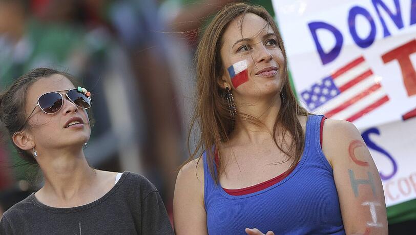Zwei hübsche Fans aus Chile feuern ihr Team an. Zwei hübsche Fans aus Chile feuern ihr Team an.