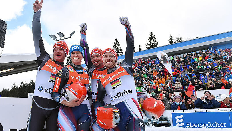 Gelungenes Wochenende in Oberhof: Am Ende freuten sich Felix Loch (l-r), Natalie Geisenberger, Tobias Wendl und Tobias Arlt auch noch über den Sieg in der Team-Staffel. Gelungenes Wochenende in Oberhof: Am Ende freuten sich Felix Loch (l-r), Natalie Geisenberger, Tobias Wendl und Tobias Arlt auch noch über den Sieg in der Team-Staffel.