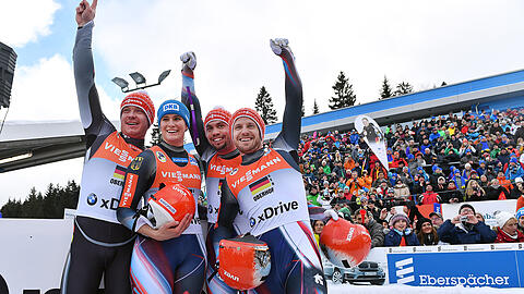 Gelungenes Wochenende in Oberhof: Am Ende freuten sich Felix Loch (l-r), Natalie Geisenberger, Tobias Wendl und Tobias Arlt auch noch über den Sieg in der Team-Staffel.