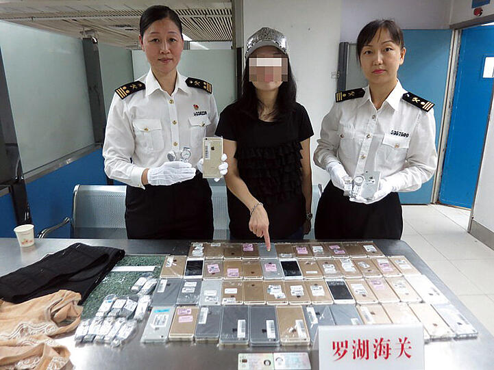 102 iPhones am Körper: Diese Schmugglerin wurde vom chinesischen Zoll erwischt.