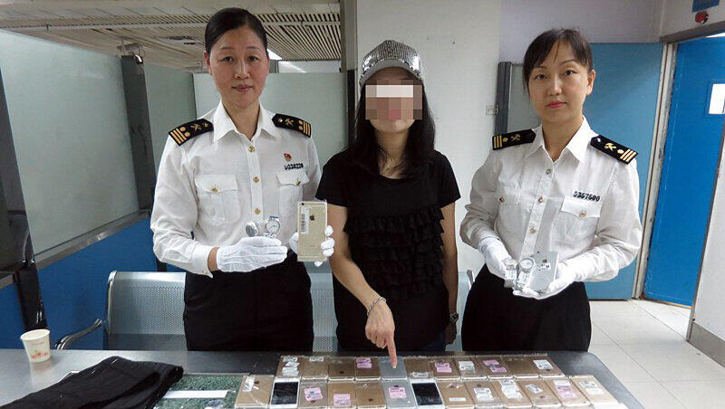 102 iPhones am Körper: Diese Schmugglerin wurde vom chinesischen Zoll erwischt. 102 iPhones am Körper: Diese Schmugglerin wurde vom chinesischen Zoll erwischt.