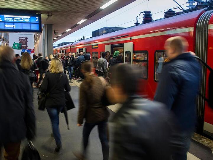 Einigung im Tarifkonflikt zwischen Deutscher Bahn und der Gewerkschaft EVG.