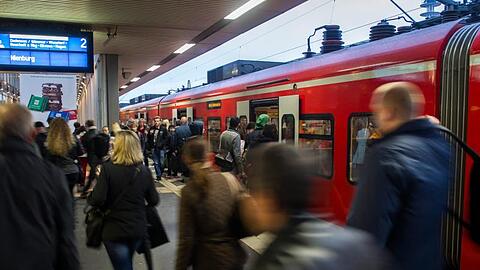 Einigung im Tarifkonflikt zwischen Deutscher Bahn und der Gewerkschaft EVG.