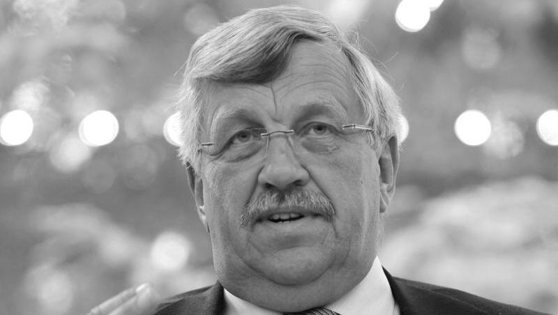 Walter Lübcke war mit einer tödlichen Schusswunde auf der Terasse seines Hauses gefunden worden. Walter Lübcke war mit einer tödlichen Schusswunde auf der Terasse seines Hauses gefunden worden.