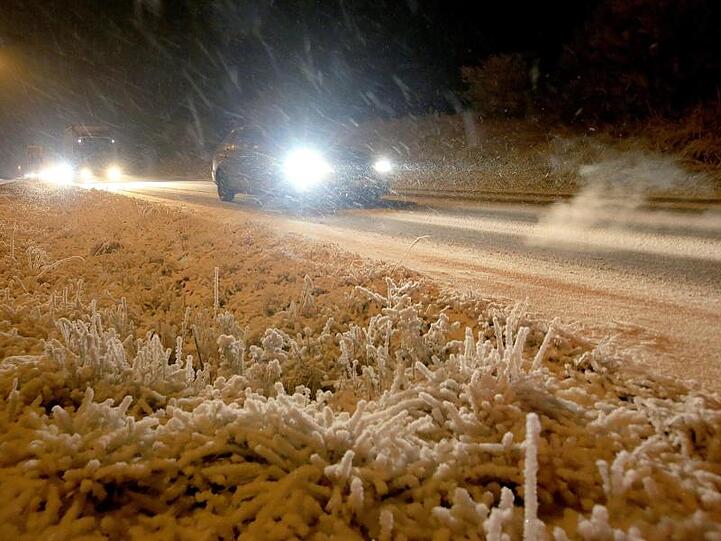 Autos fahren am Morgen auf winterlichen Straßen. Foto: Ralf Zwiebler/dpa/Archivbild