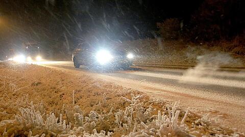 Autos fahren am Morgen auf winterlichen Straßen. Foto: Ralf Zwiebler/dpa/Archivbild