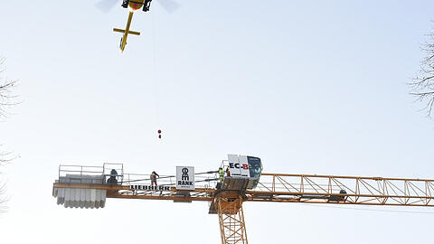 Mit einem Rettungshubschrauber wurde der Kranführer geborgen.
