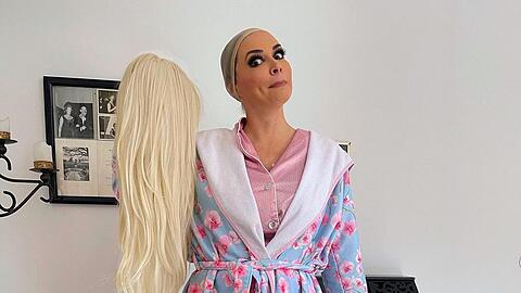 Daniela Katzenberger nimmt ihre blonde Perücke ab