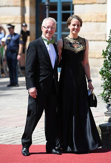 Er mit grüner Fliege und sie mit seltsamer Stickerei im Dekolleté: Werner Schnappauf mit Frau Kerstin Schnappauf ergänzen sich farblich nicht unbedingt auf dem roten Teppich.