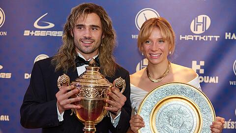 Vor allem Toby Sebastian sieht dem echten Andre Agassi extrem ähnlich. Doch auch Lena Klenke kommt Steffi Graf optisch sehr nahe.