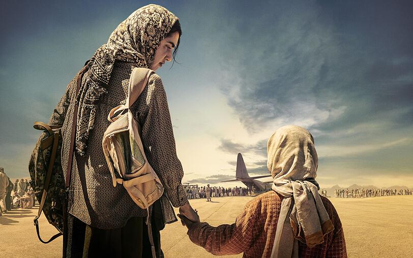 Die junge Ärztin Amina (Hannah Abdoh) flieht mit ihrer kleinen Patientin Nooria (Sara Taheri) zum Flughafen in Kabul. Wie viele andere Afghanen hofft sie, ausgeflogen zu werden, während die Taliban Afghanistan in ihre Gewalt bringen. Die junge Ärztin Amina (Hannah Abdoh) flieht mit ihrer kleinen Patientin Nooria (Sara Taheri) zum Flughafen in Kabul. Wie viele andere Afghanen hofft sie, ausgeflogen zu werden, während die Taliban Afghanistan in ihre Gewalt bringen.