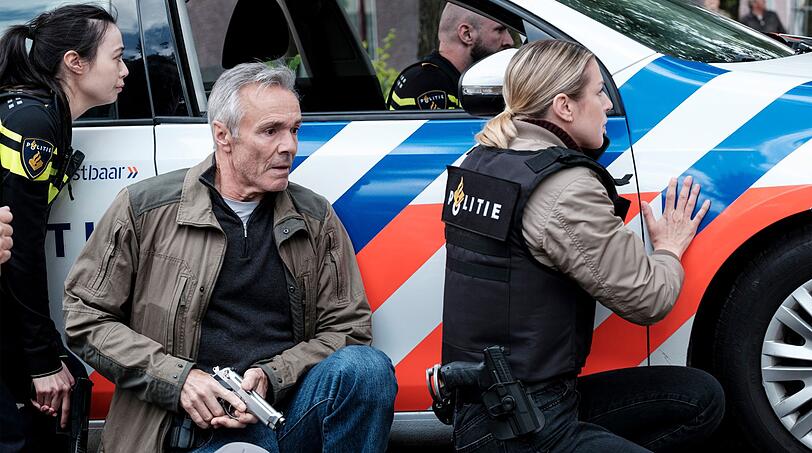 Zwei Täter haben auf offener Straße einen Mann erschossen und sind auf der Flucht, vermutlich aber noch in der Nähe. Kommissar Alex Pollack (Hannes Jaenicke) und seine neue Kollegin Zoe (Rose-Anne van Elswijk) sind auf alles gefasst. Zwei Täter haben auf offener Straße einen Mann erschossen und sind auf der Flucht, vermutlich aber noch in der Nähe. Kommissar Alex Pollack (Hannes Jaenicke) und seine neue Kollegin Zoe (Rose-Anne van Elswijk) sind auf alles gefasst.