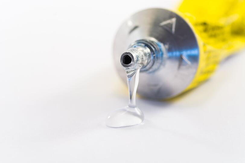 Nutzen Sie Nudelwasser zum Basteln! Durch die Stärke kann es als natürlicher und unbedenklicher Klebstoff, ideal für kleiner Kinder, genutzt werden. Kochen Sie dafür das Nudelwasser (0,2 Liter) mit etwa 60 Gramm Mehl auf. Nachdem die angedickte Masse abgekühlt ist, kann sie in Schraubgläsern oder luftdicht verschließbaren Tuben aufbewahrt werden - bis zum nächsten Einsatz als Bastelkleber. Nutzen Sie Nudelwasser zum Basteln! Durch die Stärke kann es als natürlicher und unbedenklicher Klebstoff, ideal für kleiner Kinder, genutzt werden. Kochen Sie dafür das Nudelwasser (0,2 Liter) mit etwa 60 Gramm Mehl auf. Nachdem die angedickte Masse abgekühlt ist, kann sie in Schraubgläsern oder luftdicht verschließbaren Tuben aufbewahrt werden - bis zum nächsten Einsatz als Bastelkleber.
