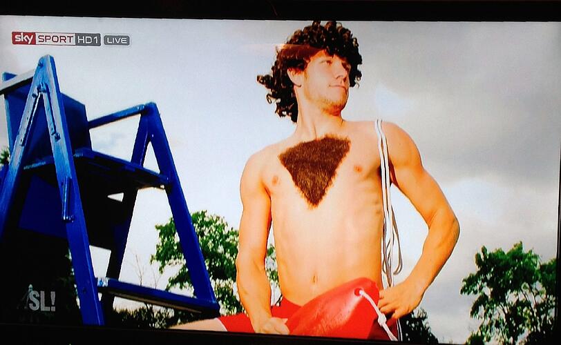 Dazu trägt mit Sicherheit bei, dass er Fotos von sich in David-Hasselhoff-Verkleidung zeigt, die für englische Magazine geschossen wurden.