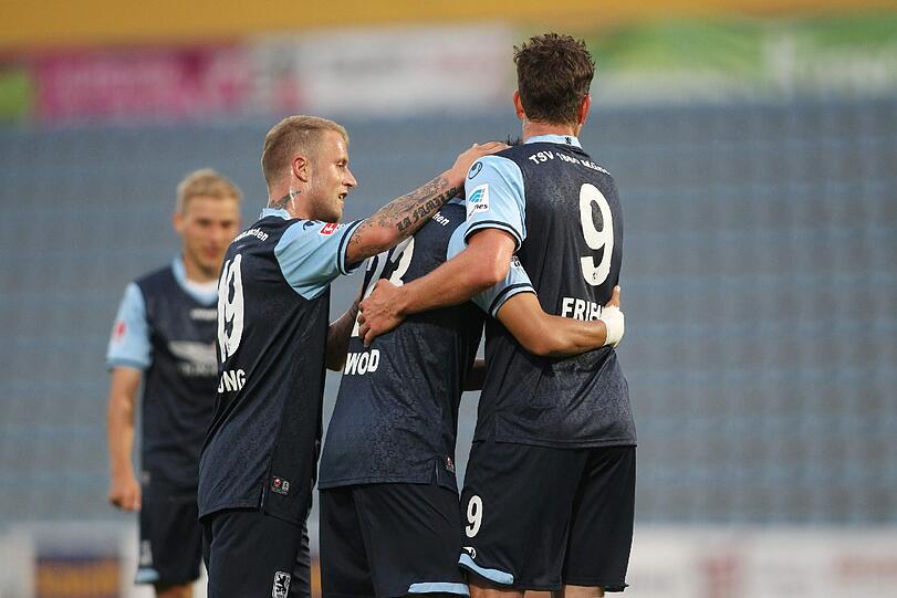 Der TSV 1860 München hat sein Testspiel gegen den FC Zürich mit 5:1 gewonnen. Die besten Bilder aus dem Grenzlandstadion von Kufstein.