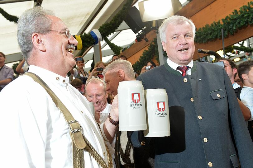 Das erste Bier geht natürlich an Horst Seehofer.