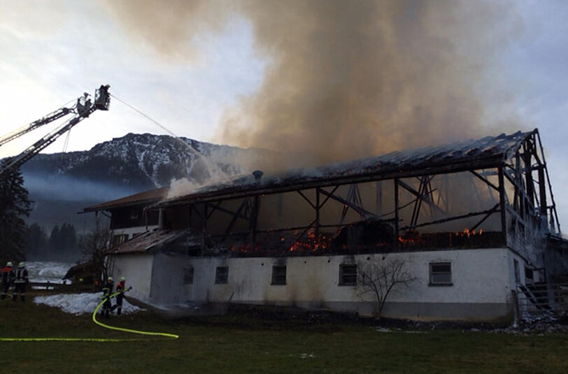 Die Feuerwehr musste zum Quartier der schwedischen Skipreparatoren ausrücken. Die Stallungen des Quartiers brannten völlig aus. Ob sich dort Ausrüstung befand ist noch unbekannt.