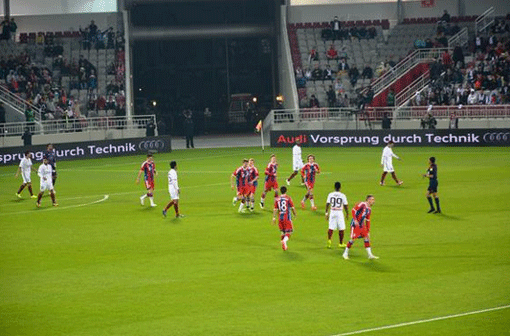 Der erste Torjubel im Jahr 2015: Mitchel Weiser hat das 1:0 für den FC Bayern im Testspiel gegen die Katar-Auswahl erzielt.