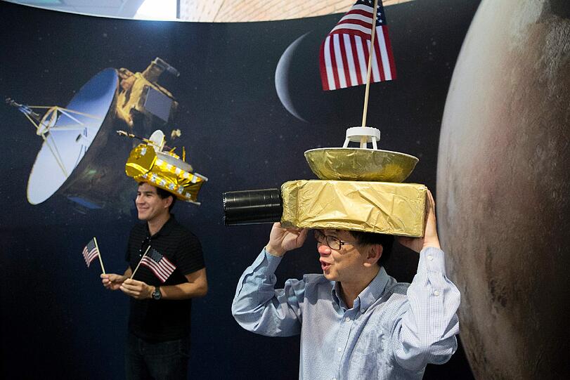 Die NASA-Mitarbeiter zeigen sich über die Ereignisse sichtlich erfreut.