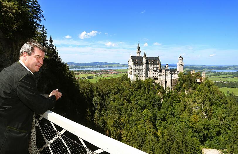 Seit Donnerstag dürfen die Besucher von Neuschwanstein wieder den herrlichen Blick von der Marienbrücke aus genießen.