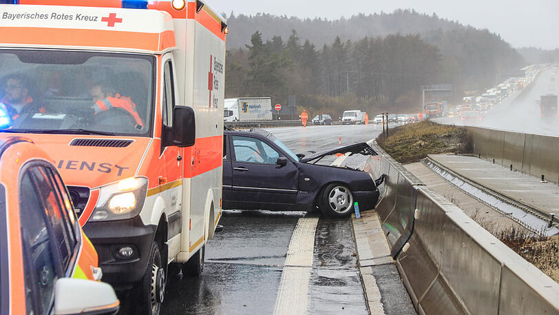 Die Bilder vom Unfallort auf der A9: Der junge Mercedes-Fahrer aus München erlag seinen Verletzungen.