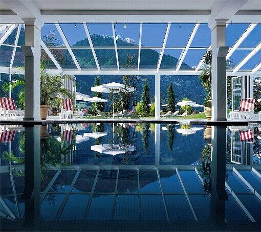 Das traumhafte Panorama genießen die Gäste auch im Hallenbad.
