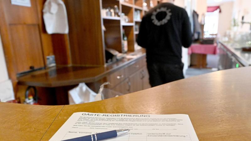 Ein Zettel für die Gäste-Regstrierung liegt in einem Restaurant auf einem Tisch. Die große Mehrheit der Kunden füllt diese Registrierung als Corona-Vorsorge wahrheitsgemäß aus. Ein Zettel für die Gäste-Regstrierung liegt in einem Restaurant auf einem Tisch. Die große Mehrheit der Kunden füllt diese Registrierung als Corona-Vorsorge wahrheitsgemäß aus.