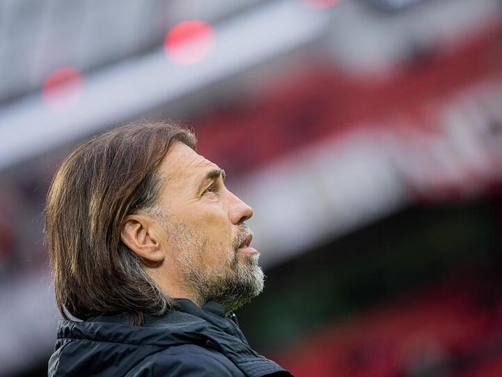 Augsburgs Trainer Martin Schmidt vor dem Spiel. Foto: Rolf Vennenbernd/dpa/Archivbild
