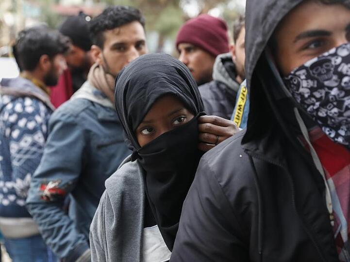 Migranten stehen in der Schlange vor einem Supermarkt in der Nähe der griechisch-türkischen Grenze.