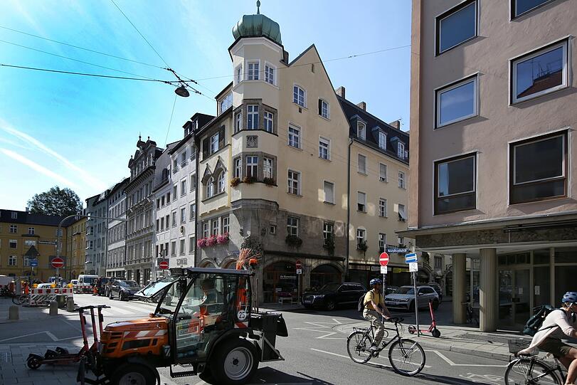 Hier am Eck, wo sich Josephspital-, Damenstift-, Kreuz- und Brunnstraße treffen, ist immer was los.