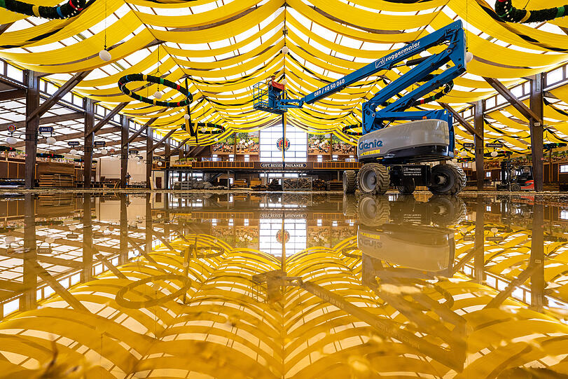 Das Zeltdach spiegelt sich in einer Pfütze. So werden die Gäste das Paulaner-Festzelt während der Wiesn mit Sicherheit nicht sehen.