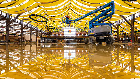 Das Zeltdach spiegelt sich in einer Pfütze. So werden die Gäste das Paulaner-Festzelt während der Wiesn mit Sicherheit nicht sehen.