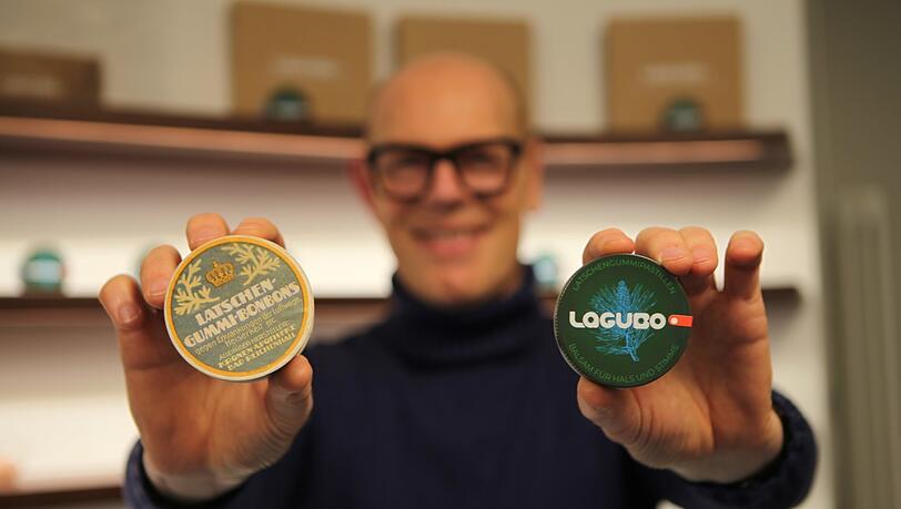 Stefan Niklas in seiner Apotheke in Reichenhall - mit dem ursprünglichen Produkt (links) und der Neuauflage.