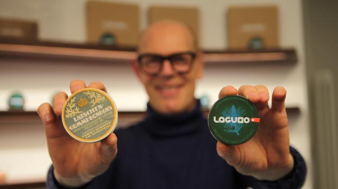 Stefan Niklas in seiner Apotheke in Reichenhall - mit dem ursprünglichen Produkt (links) und der Neuauflage.
