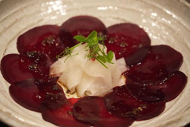 Erster Gang: Rote-Beete-Carpaccio in Ponzu-Trüffel-Vinaigrette. Erster Gang: Rote-Beete-Carpaccio in Ponzu-Trüffel-Vinaigrette.
