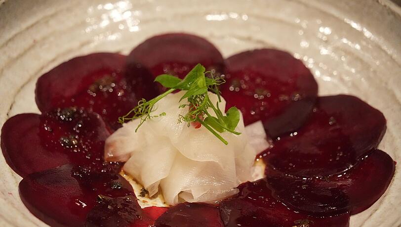 Erster Gang: Rote-Beete-Carpaccio in Ponzu-Trüffel-Vinaigrette. Erster Gang: Rote-Beete-Carpaccio in Ponzu-Trüffel-Vinaigrette.