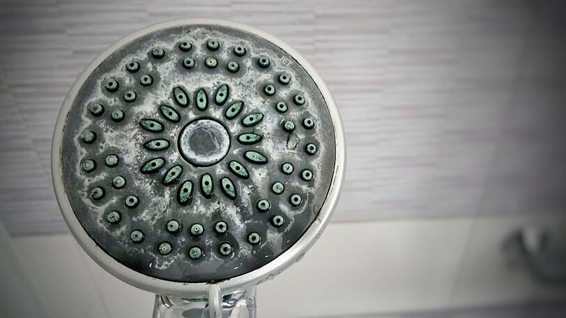 Ihr Duschkopf ist verkalkt? Mithilfe des Ballon-Tricks können Sie diesen ganz leicht reinigen. Nehmen Sie einen Luftballon und schneiden Sie das Mundstück ab. Füllen Sie dann Zitronensäure oder eine Essig-Wasser-Mischung in den Ballon und stülpen Sie das Ganze über den Duschkopf. Ihr Duschkopf ist verkalkt? Mithilfe des Ballon-Tricks können Sie diesen ganz leicht reinigen. Nehmen Sie einen Luftballon und schneiden Sie das Mundstück ab. Füllen Sie dann Zitronensäure oder eine Essig-Wasser-Mischung in den Ballon und stülpen Sie das Ganze über den Duschkopf.