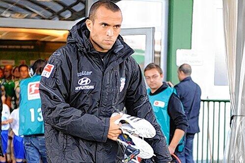 Privat im Glück, sportlich auf dem Abstellgleis: Ex-Clubstar Joe Mnari beim FSV Frankfurt.